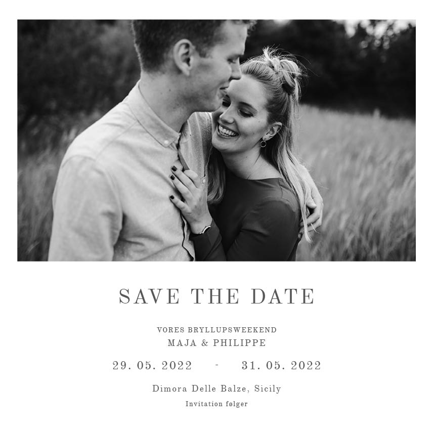 
                Skønneste save the date med et sødt billede af brudeparret i sort og hvid. En save the date er den perfekte måde til at sige til dine gæster at de skal sætte et kryds i kalenderen på jeres unikke dag. Til designet kommer også matchende elementer i form af invitation, velkomstskilt, salmehæfte, bordoversigt, menukort, drinkskort, takkekort mm. således I kan skabe en rød tråd for dagen.                